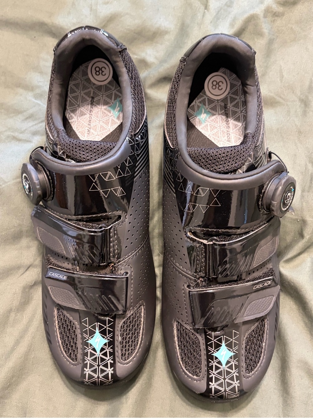 Womenās Black Cycling Shoes NEW
